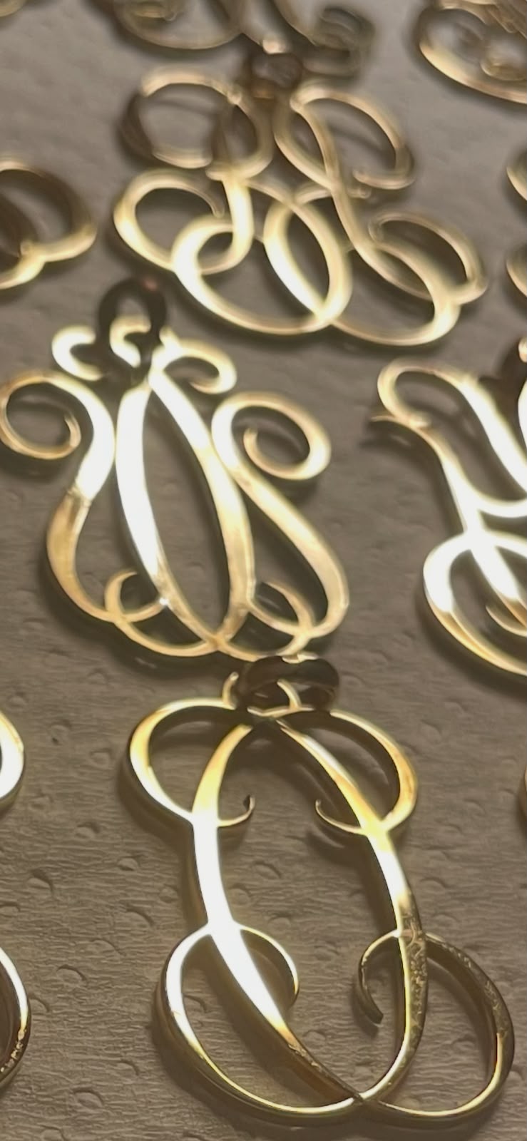 Monogrammes anciens en laiton doré, lettres calligraphiées entrelacées