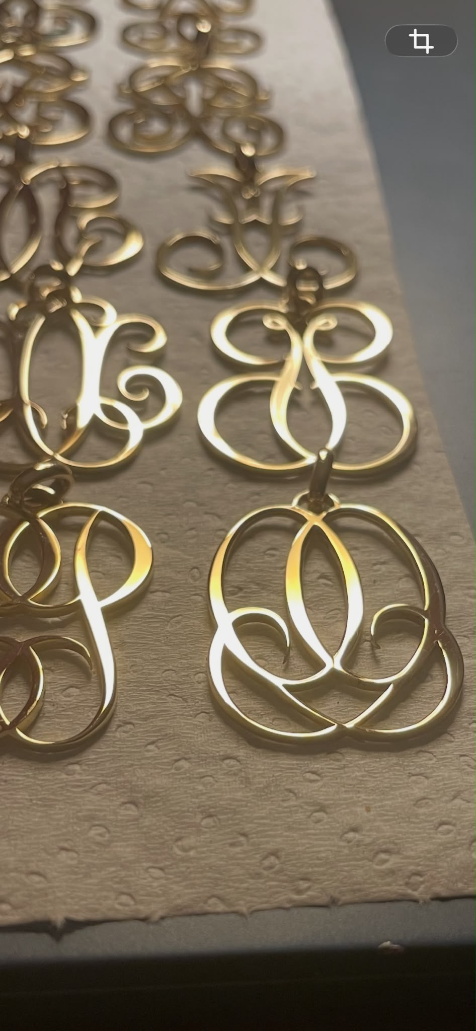 Monogrammes en or poli, pièces uniques issues des archives de l'atelier
